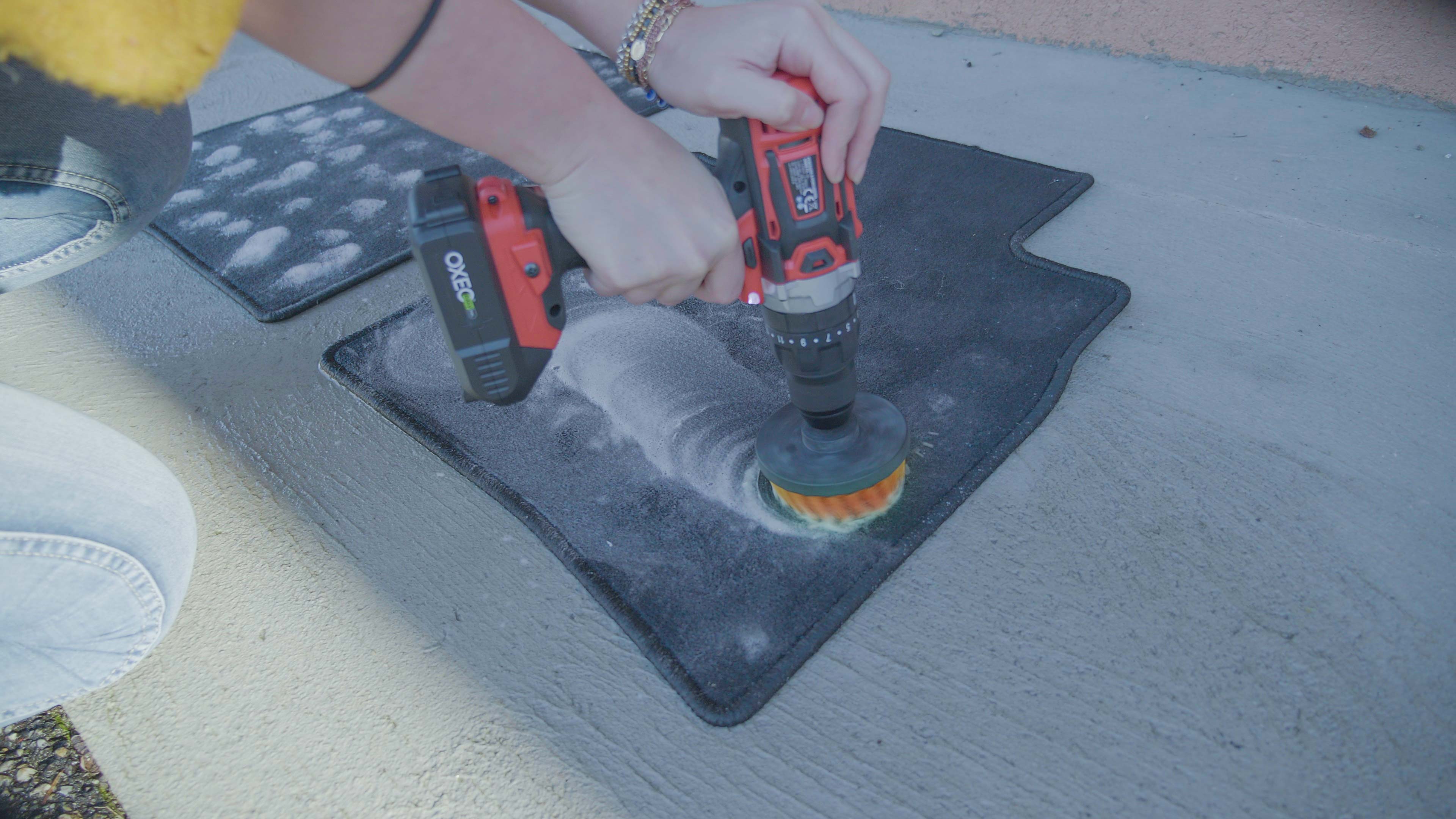 Brosse de nettoyage pour les tapis de la voiture