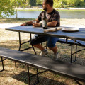 Table et bancs noirs effet bois