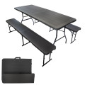 Table et bancs noirs effet bois