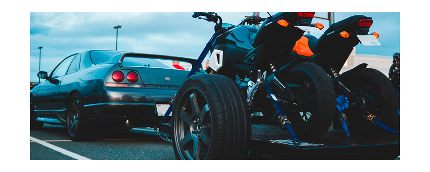 Comment charger et arrimer facilement une moto sur une remorque ?