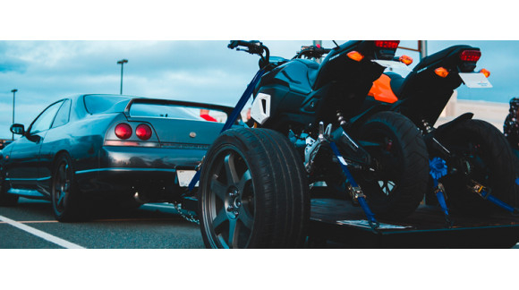 Comment charger et arrimer facilement une moto sur une remorque ?